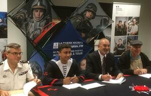 La Marine nationale et l'association Section Paloise Rugby signe une convention